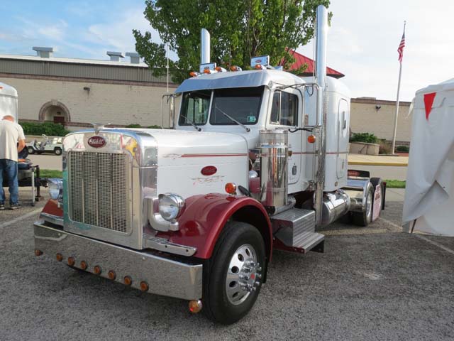 ¿Qué hace aquí esta tractora Peterbilt?